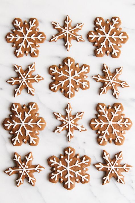 These are truly the BEST gingerbread cookies! This recipe makes soft and chewy gingerbread cookies full of festive holiday flavor. My simple icing recipe makes it easy to decorate these cookies as snowflakes, Christmas trees, gingerbread men, and more! #gingerbread #gingerbreadcookies #Christmascookies #holidaybaking Easy Gingerbread Cookies, Best Gingerbread Cookies, Chewy Gingerbread Cookies, Gingerbread Cookies Decorated, Soft Gingerbread Cookies, Ginger Bread Cookies Recipe, Holiday Aesthetic, Snowflake Cookies, Gingerbread Man Cookies