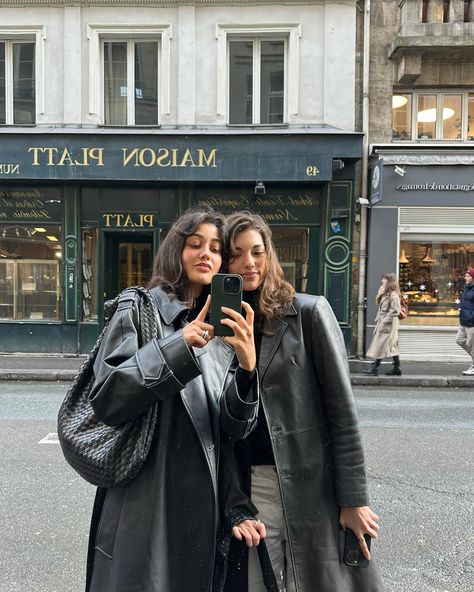 💌 Autumn In Belgium, Paris Mirror Selfie, Europe Aesthetic Fall, Paris Ig Pics, Paris Photo Ideas Friends, Paris Friends Aesthetic, Winter Paris Aesthetic, Selfie Poses Friends, Paris Fall Aesthetic