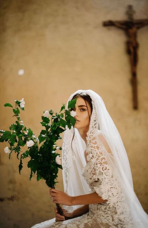 Cathedral Wedding Veil, Cathedral Wedding Veils, Spanish Wedding, Boda Mexicana, Cathedral Wedding, Catholic Wedding, Mexican Wedding, Italian Wedding, Jolie Photo