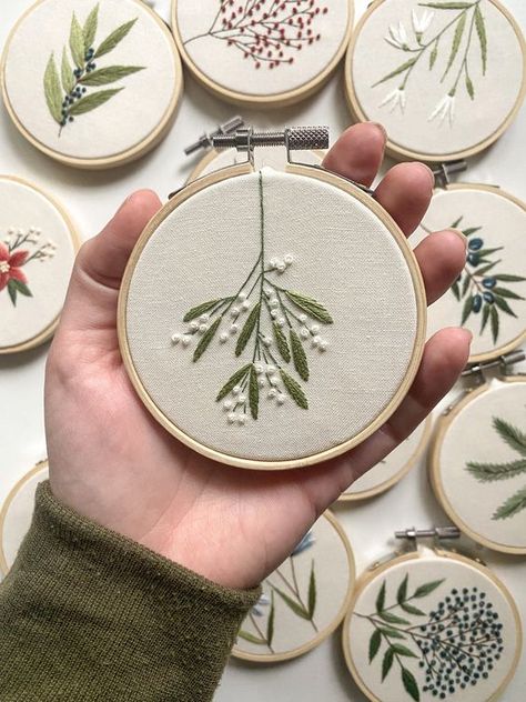 Mistletoe Embroidery Pattern (PDF Download Only) Diy Christmas Gifts Embroidery, Christmas Embroidery Mistletoe, Easy Winter Embroidery, Mistletoe Embroidery Patterns, Pine Tree Embroidery Simple, Ornament Embroidery Pattern, Gingerbread Man Embroidery, Holiday Embroidery Ideas, Christmas Hand Embroidery Patterns Free Printable