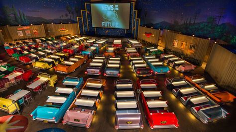 Walt Disney World's Sci-Fi Dine In Restaurant #travel #disney #disneyside #disneymoms Hollywood Studios Restaurants, Dine In Theater, Disney Hollywood Studios, Disney Parque, Drive In Movie Theater, Disney Vacation Planner, Disney World Restaurants, Drive In Theater, Table Service