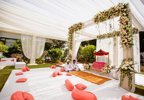 Punjabi Wedding Venues, Draping Idea, Sikh Wedding Decor, Tent Draping, Mandap Design, Anand Karaj, Mandap Decor, Wedding Classy, Wedding Mandap