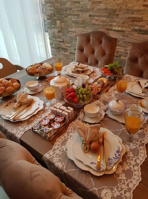 Family Breakfast Table, Brunch Mesa, Formal Dinner Table, Breakfast Presentation, Brunch Table Setting, Breakfast Table Setting, Formal Table Setting, Turkish Breakfast, Brunch Table