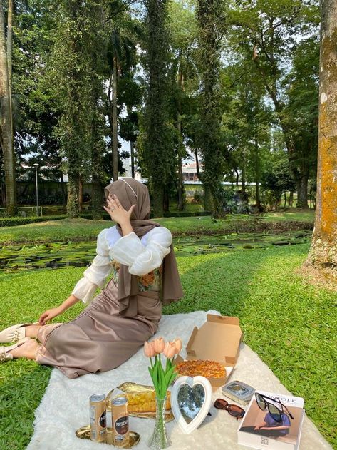 Picnic Outfits Hijab, Outfit Ultah Simple Hijab, Vintage Garden Party Outfit, Dress Birthday Hijab, Birthday Hijab Outfit, Yearbook Vintage Outfit Hijab, Outfit Yearbook Vintage, Garden Party Yearbook, Ootd Garden Party