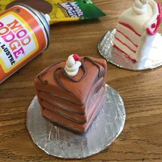 Here’s an easy way to make a very yummy looking cake sculpture, thanks to all the great food-looking colors that Model Magic comes in. Model Magic Clay Ideas, 3d Art Projects, Clay Lesson, Sculpture Lessons, Model Magic, Food Sculpture, 6th Grade Art, 4th Grade Art, 3rd Grade Art