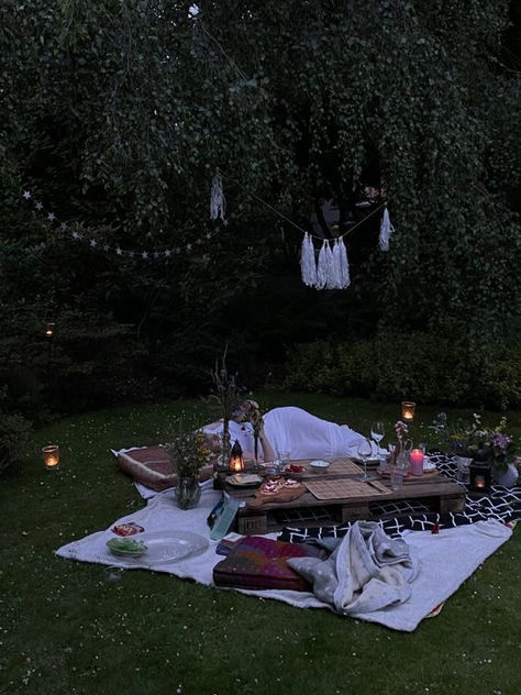 Caitlin + Core + Aesthetic, Fairy Core Picnic, Garden Picnic Birthday, Cottage Core Garden Party, Spring Solstice Party, Summer Solstice Party Ideas, Backyard Party Aesthetic, Cottage Core Birthday Party, Caitlin Aesthetic