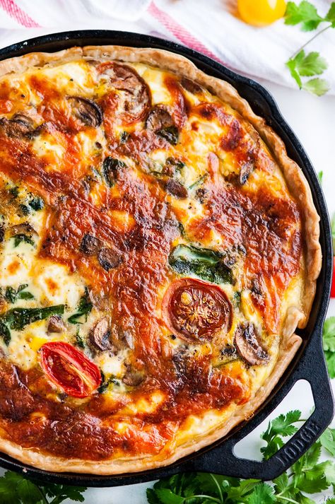 Cheesy Spinach Mushroom Tomato Quiche | aberdeenskitchen.com Mushroom Tomato, Tomato Quiche, Spinach Quiche Recipes, Recipe Spinach, Mushroom Quiche, Cheesy Spinach, Spinach Mushroom, Spinach Quiche, Meal Prep Plans