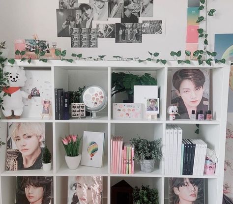 Kpop Cube Shelf, Aesthetic Cube Shelves, Kpop Bedroom, Pop Shelf, Kpop Desk, Kpop Shelf, Bts Diy, Pop Cubes, House Styling Interior