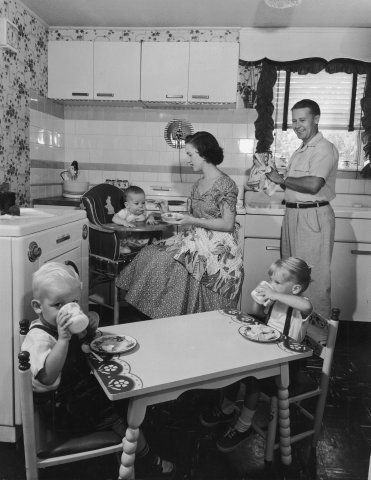 Life in the 1950s | Posted by Connie, Orlando at 1:36 PM Vintage Housewife, Happy Housewife, Retro Housewife, Baby Seat, Photo Vintage, Vintage Life, Vintage Pictures, The Good Old Days, Vintage Love