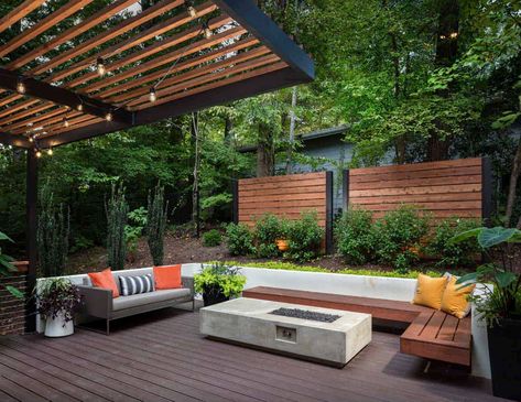 28 Inspiring Fire Pit Ideas To Create A Fabulous Backyard Oasis Ideas Para Decorar Jardines, Contemporary Backyard, Pergola Diy, Deck Colors, Pergola Design, Deck Designs Backyard, Deck With Pergola, Privacy Screen Outdoor, Outdoor Privacy