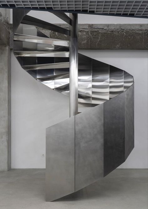 Steel Staircase, Stair Elevator, Metal Grid, Space Fashion, Clothing Displays, Concrete Structure, Modern Staircase, Metal Panels, Store Opening