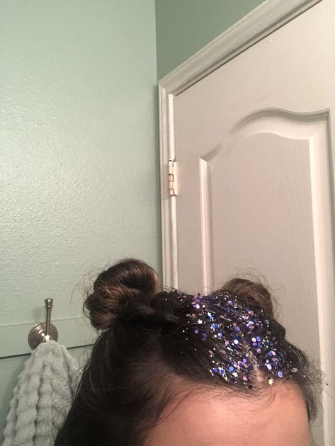 Glitter Middle Part Hair, Space Buns With Glitter Roots, Galaxy Festival Outfit, Purple Glitter Hair, Concert Hair Glitter, Coldplay Hairstyle, Galaxy Concert Outfit, Eras Tour Hair Accessories, Beyonce Concert Hairstyles