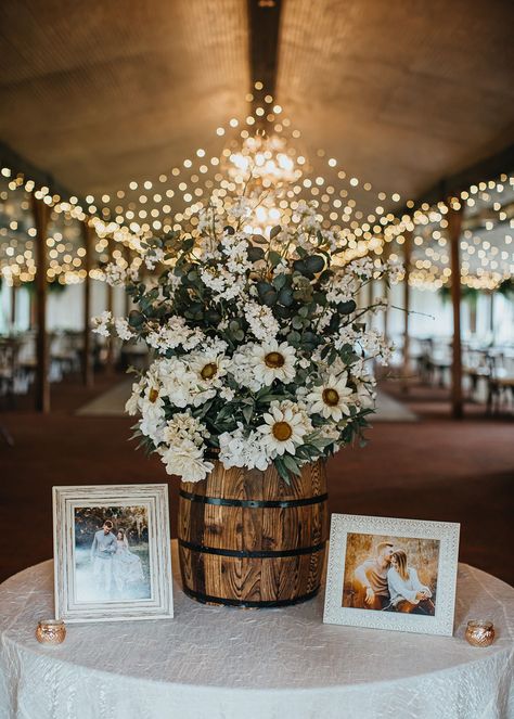 Rustic Wedding Entrance Ideas, Country Wedding Entrance Decor, Rustic Wooden Wedding Decor, Country Ranch Wedding, Wedding Table Decorations Country, Ranch Wedding Decorations Ideas, April Bouquet Wedding, Southern Inspired Wedding, Classy Rustic Wedding Centerpieces