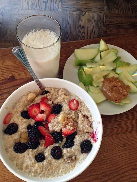 green apples,milk,glass,plate Quick Healthy Breakfast, Makanan Diet, Think Food, Diet Vegetarian, Spring Fever, Idee Pasto Sano, Food Yummy, Food Goals, Easy Healthy Breakfast