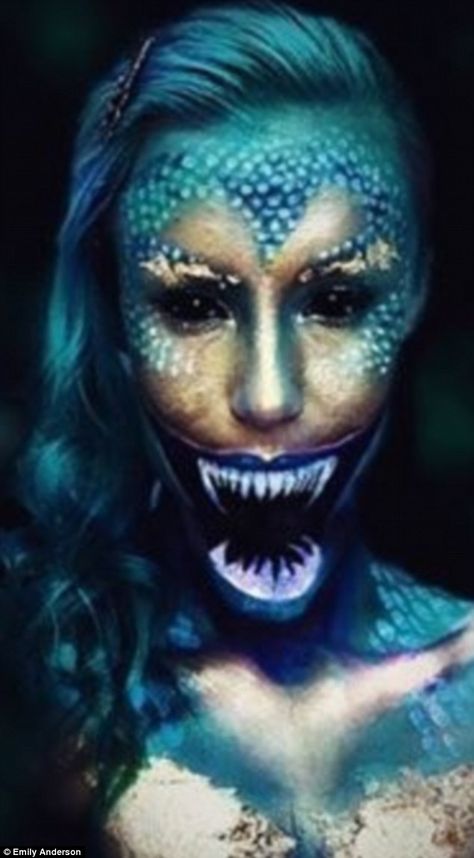 Horror fan: Much of Emily's art is inspired by mythical creatures, including her evil merm... Beauty And The Beast Diy, Anime Festival, Evil Mermaids, Emily Anderson, Halloween Makeup Clown, Halloweenský Makeup, Monster Makeup, Dark Mermaid, Mermaid Halloween