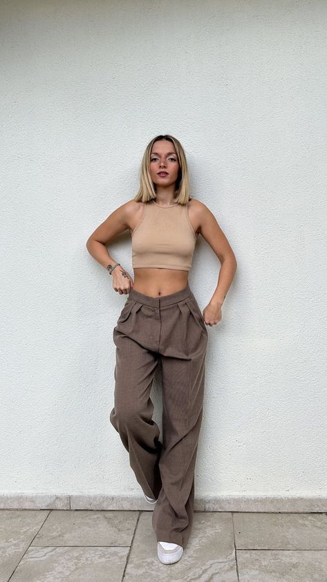 high waist palazzo pants Brown Tops Outfit, Airport Fit Summer, Dark Beige Pants Outfit, Cute Period Outfit, Period Day Outfits, Brown And Grey Outfit, Styling Brown Pants, Cream Trousers Outfit, Earthtone Outfits