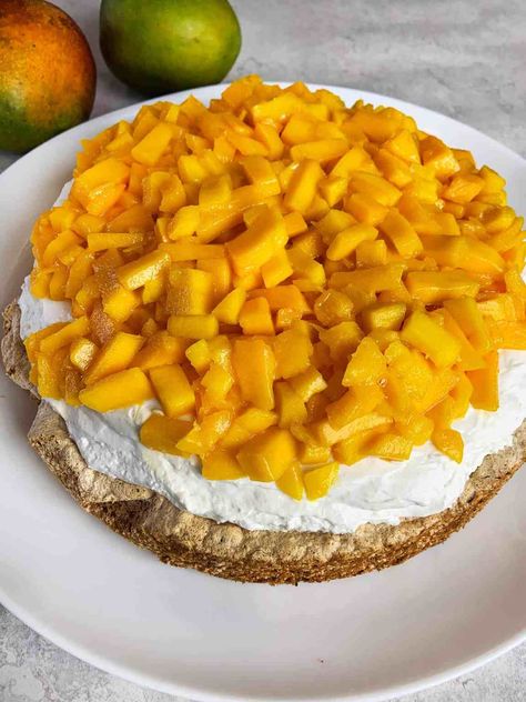 Mango meringue cake (mostachon) - HORNO MX Mango Meringue, Chocolate Donuts Baked, Chocolate Chip Mug Cake, Pumpkin Doughnut, Frozen Yogurt Bark, Coconut Muffins, Nutella Desserts, Mexican Recipe, Baked Peach