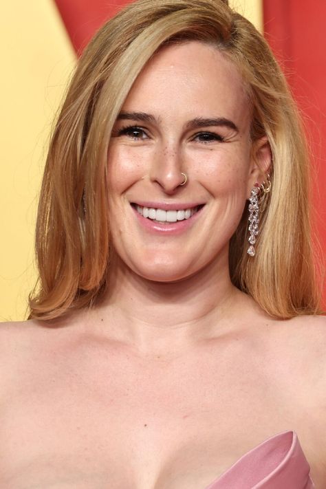 Rumer Willis shared a photo to Instagram, embracing her postpartum 'mama curves' in a Hunza G bikini and a sarong. Celebrities, Beauty, Rumer Willis, Hunza G, Beauty Images, Sarong, Beauty Inspiration, Postpartum, A Photo