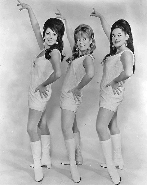 Miniskirts X3 (no other information found) 60s Gogo, 60s Outfits, Gogo Girl, 60’s Fashion, 60s Aesthetic, Decades Fashion, Go Go Boots, 1960s Outfits, Disco Style