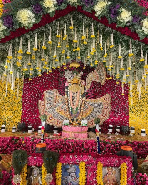 Kirtan Decoration, Spiritual Wedding Ideas, Krishna Theme Decoration, Temple Decoration Ideas, Ganpati Mandap Decoration, Janmashtami 2024, Ganpati Mandap, Traditional Mandap, Indian Floral Decor