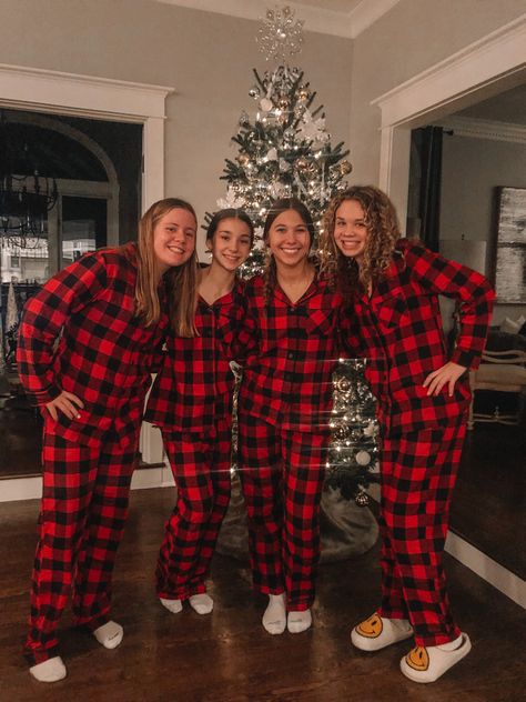 Friend Group Matching Christmas Pjs, Christmas Pajamas Girls Night, Christmas Pijama Aesthetic, Matching Pjs Friends Aesthetic, Christmas Pjs Aesthetic Family, Christmas Pyjamas Friends, Matching Christmas Pajamas Family Photos, Matching Christmas Pjs Friends, How To Look Good In Pictures