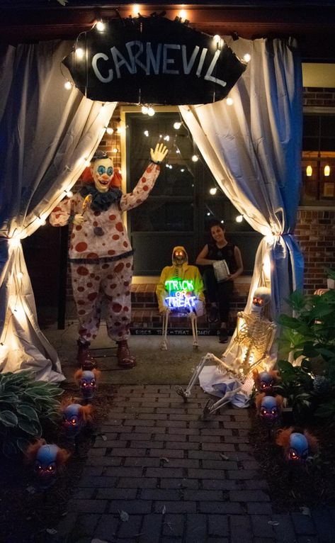 Carnival Display, Porch At Night, Spooky Carnival, Spooky Porch, Halloween Carnival Games, Haunted Carnival, Creative Halloween Decorations, Carnival Outfit, Diy Carnival