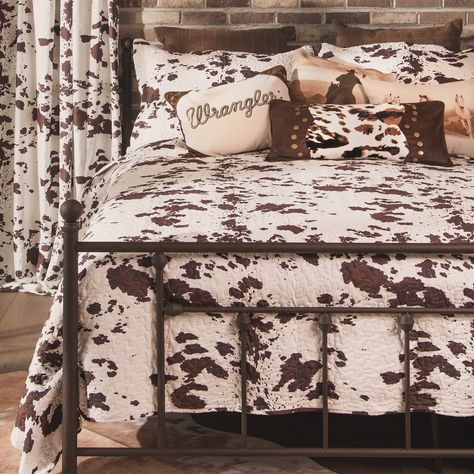 🚨 New Item 🚨 Wrangler Quilted Bed Set Available in Twin - Queen - King sizes . . . #desperadowesternwear #lonestardesperado #westernwear #westernfashion #westernstyle #westernlifestyle #wrangler #homedecor #countryliving #countrylife #ranchlife #ranchhouse #bunkhouse Country Bedding Sets, King Quilt Bedding, Wrangler Women, Western Bedding, Country Bedding, Cowhide Print, Wrangler Accessories, Southwestern Home, Quilt Bed