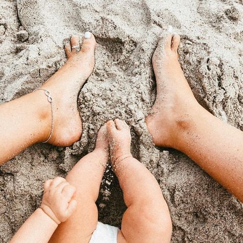 Mom Baby Beach Pictures, 2 Month Old Beach Pictures, Family Photo Shoot Beach Baby, Family Vacation Picture Ideas, Mommy And Baby Beach Pictures, Fun Family Beach Photo Ideas, Beach Pictures With Newborn, Beach Photography Ideas Family, Beach Newborn Family Photos