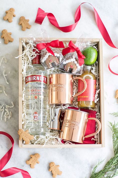 Moscow Mule Gift, Diy Christmas Baskets, Groomsmen Gift Box, Holiday Hostess Gifts, Refreshing Cocktail, Wine Gift Baskets, Cocktail Gifts, Easy Christmas Gifts