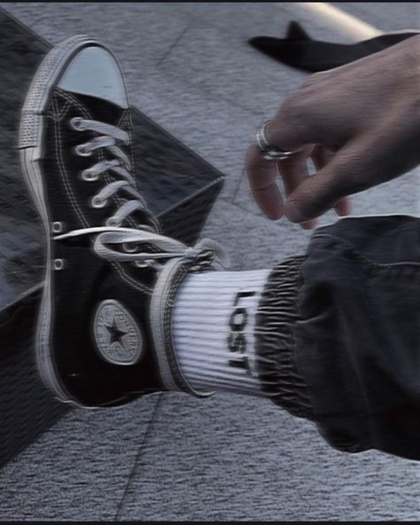 Converse aesthetic Skater Grunge Aesthetic, Skater Boy Aesthetic, Artsy Boy, Softboy Aesthetic, Eboy Aesthetic, Skater Aesthetic, Badass Aesthetic, Boy Aesthetic, Skater Boy