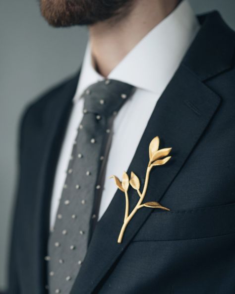 Metal boutonniere as seen on @offbeatbride Modern Boutonniere Wedding, Boutonniere Wedding Rustic, Men's Brooch, Corsage Prom, Groom Looks, Groom Boutonniere, Boutonniere Wedding, Wedding Suits Men, Moda Vintage