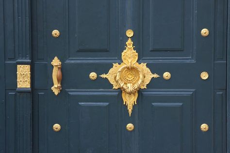 Italian Stuffed Artichokes, Stuffed Artichokes, Antique Door Knockers, Unique Front Doors, Door Knockers Unique, Front Door Hardware, Home Decor Entryway, House Front Door Design, Brass Door Knocker