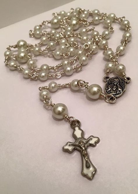 White Rosary, Pretty Rosary, Rosary Beads Aesthetic, Pearl Rosary Necklace, Rosary Astetic, Rosary Aesthetic, Rosery Beads Aesthetic, Elegant White Pearl Rosary, Grunge Rosary Necklace