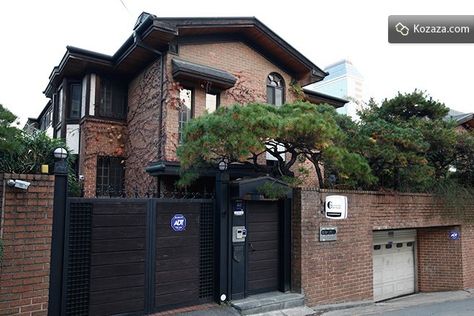 the front view of a house Large Korean House, Seoul House Exterior, Korean Dorm Exterior, House In Korea Seoul, Korean Style House Exterior, Korean House Exterior Seoul, Korean Luxury House Exterior, Korea House Modern Seoul, Korean Home Exterior