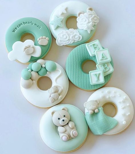 Mini Donuts Decoration, Mini Donuts Ideas, Mini Donut Recipes, Donut Cookies, Donut Decorating Ideas, Fancy Donuts, Beary Cute, Cake Wallpaper, Donut Decorations