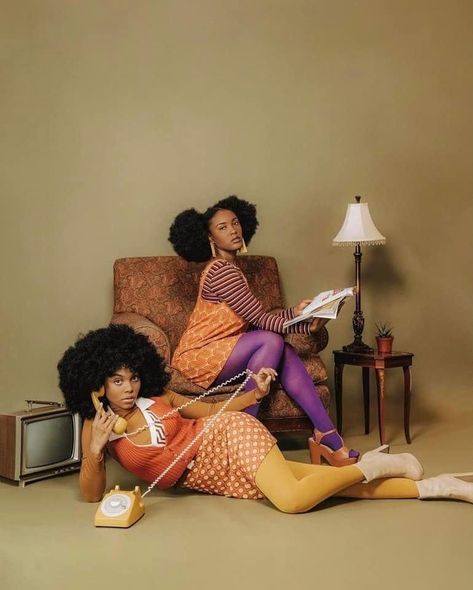 70s Themed Photoshoot Black Women, Retro Couch Photoshoot, Afro 80s Fashion Black Women, Collab Photoshoot Ideas, Black Vintage Photoshoot, 70s Poses Photo Ideas, 70 Photoshoot Ideas, Podcast Photoshoot Ideas Black Women, Fro Photoshoot