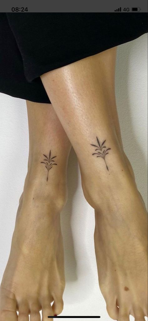 Handpoke Tattoo, Knee Tattoo, Dainty Tattoos, Subtle Tattoos, Elegant Tattoos, Feminine Tattoos, Dope Tattoos, Little Tattoos, Simplistic Tattoos