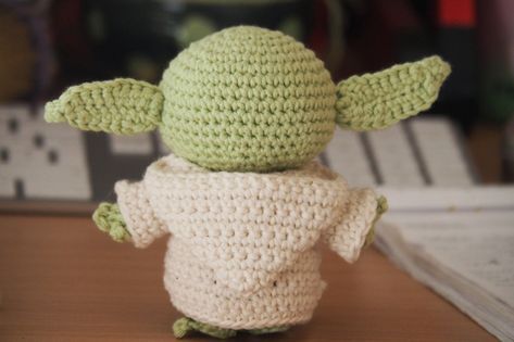 SCHEMA AMIGURUMI GRATUITO: Yoda di Guerre Stellari | Star Wars Crochet, Crochet Stars, Crochet Amigurumi Free Patterns, Crochet Amigurumi Free, Star Wars Yoda, Chale Crochet, Amigurumi Free Pattern, Knitted Toys, Crochet Patterns Amigurumi