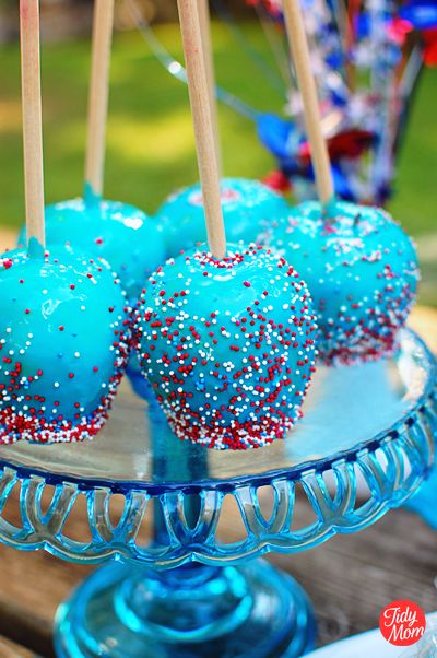 Fourth of July Desserts. These red, white, and blue festive Patriotic Recipes are perfect to celebrate Independence Day. Blue Candy Apples, Candy Apple Recipe, Patriotic Food, Patriotic Desserts, Blue Desserts, Old Fashioned Candy, Dessert Aux Fruits, Blue Food, Blue Candy