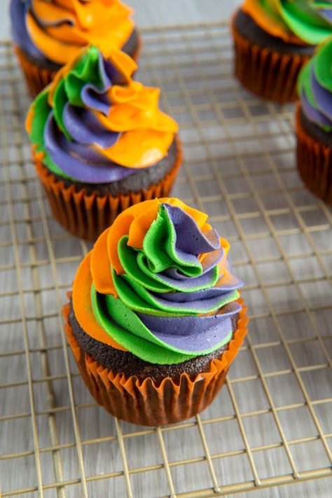 Easy Swirled Halloween Cupcakes - Salt & Spoon Halloween Cupcakes Purple And Orange, Halloween Swirl Cupcakes, Halloween Cupcakes Simple, Halloween Mini Cupcakes Ideas, Fancy Halloween Cupcakes, Simple Halloween Cupcake Ideas, Easy Halloween Cupcakes For Kids, Halloween Frosting Cupcakes, Mini Halloween Cupcakes