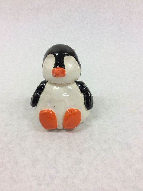 I would like to make this penguin for my pinch pot project Penguin Pinch Pot, Pinch Pot Sculpture Ideas, Easy Ceramic Animals, Clay Bobble Heads Pinch Pots, Clay Penguin Sculpture, Pottery Figures Ideas, Double Pinch Pot Animals, Clay Pinch Pot Ideas Animals, Pinch Pot Sculptures