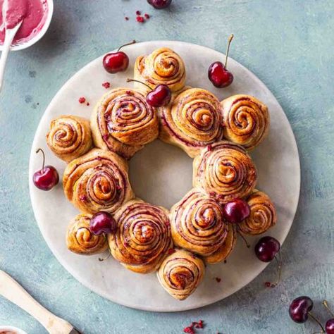 Christmas Bread Wreath, Wreath Recipe, Vegan Christmas Desserts, Roll Wreath, Bread Wreath, Fluffy Chocolate Cake, Chocolate And Vanilla Cake, Fluffy Cinnamon Rolls, Vegan Gingerbread