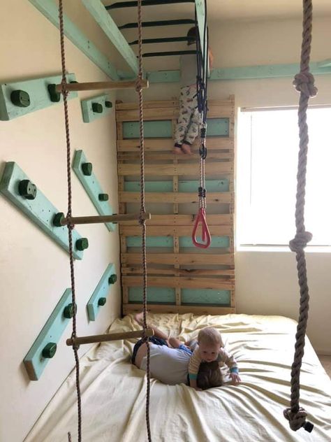 Climbing Bedroom Ideas, Bedroom Jungle Gym, Movement Playroom, Jungle Gym Bedroom, Playroom Corner, Indoor Playground Diy, Ninja Room, Playroom Slide, Active Playroom