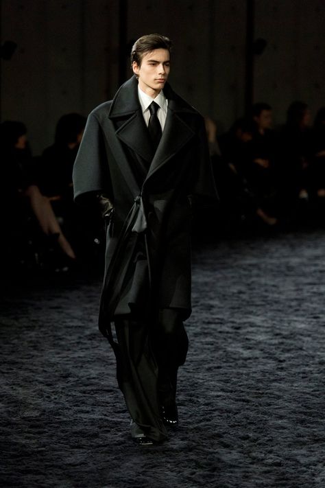 Saint Laurent Men’s Fall 2024 Ready-to-Wear Collection at Paris Fashion Week Ysl Men Outfit, Fall Fashion 2024 Men, Ysl Suits Men, Men’s Tailoring, Runway Mens Fashion, Haute Couture Fashion Men, Hedi Slimane Saint Laurent, Man Fashion 2024, Runway Outfits Men