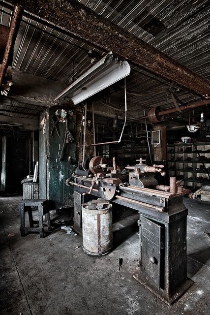 wow! I need to find a "pick" like this. Machinist Tools, Workshop Studio, Old Garage, Old Factory, Antique Tools, Old Tools, Machine Shop, Vintage Tools, Garage Workshop