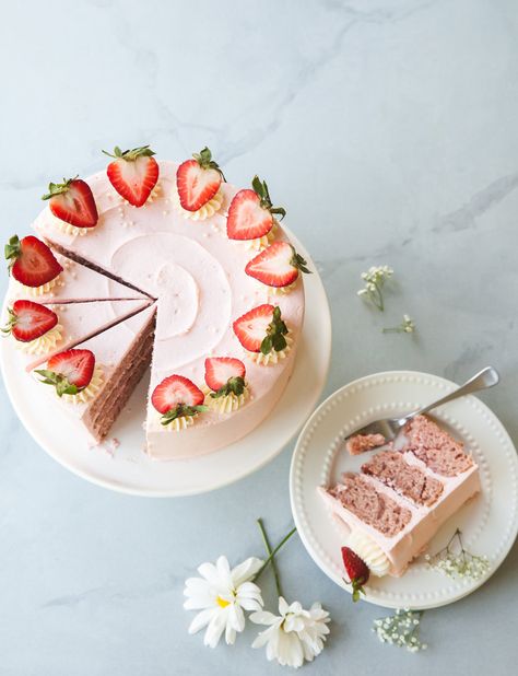 Cake Flatlay, Strawberry Smash Cake, Smash Cake Recipe, Strawberry Layer Cake, Strawberry Layer Cakes, Cake Style, Strawberry Cake Recipes, Dessert Photography, Cake Photography