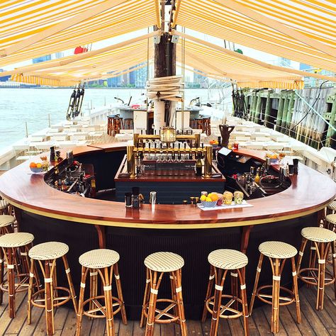 Birthday Bucket List: Have Your Next Bday Dinner on a Floating Oyster Bar in New York Boat Restaurant, Fun Restaurants In Nyc, Boat Bar, Restaurant Plan, Bar Exterior, Pop Up Restaurant, Oyster Bar, Nyc Restaurants, Outdoor Restaurant