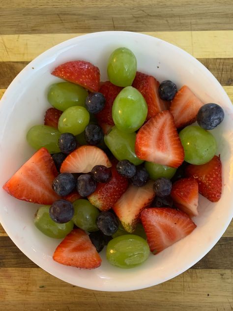 Aesthetic Fruit Salad, Strawberry And Grapes, Grapes And Strawberries, Blueberries And Strawberries, Grapes Fruit, Fruit Medley, Aesthetic Fruit, Healthy Aesthetic, Fruit Aesthetic