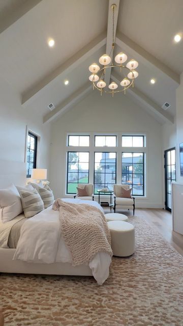 Bedroom With Arched Ceiling, Cute Modern Houses Interior Design, Luxury Bedroom Master High Ceilings, Primary Bedroom Vaulted Ceiling, Modern Bedroom Design Master High Ceilings, Gorgeous Master Bedrooms, Future House Interior Bedrooms, Nice Homes Interior, Bedroom Tall Ceilings