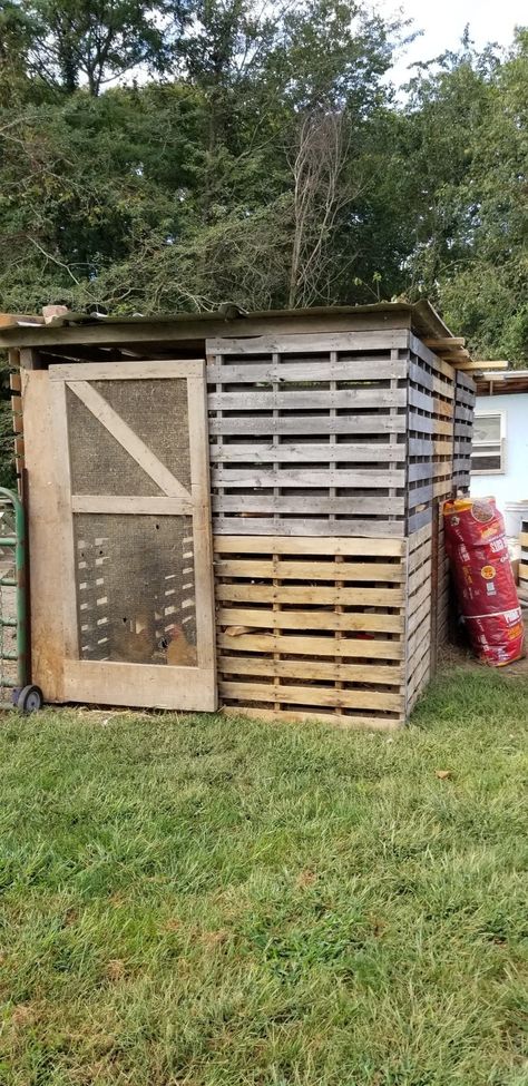 Pallet Chicken Coop | The Light Family Farm Pallet Chicken Coop, Easy Diy Chicken Coop, Chicken Coop Blueprints, Cheap Chicken Coops, Chicken Coop Pallets, Chicken Coop Garden, Easy Chicken Coop, Portable Chicken Coop, Backyard Chicken Coop Plans